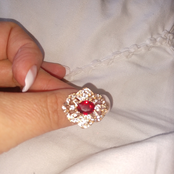 Exquisite 18k Gold Ruby Ring - Picture 6 of 12